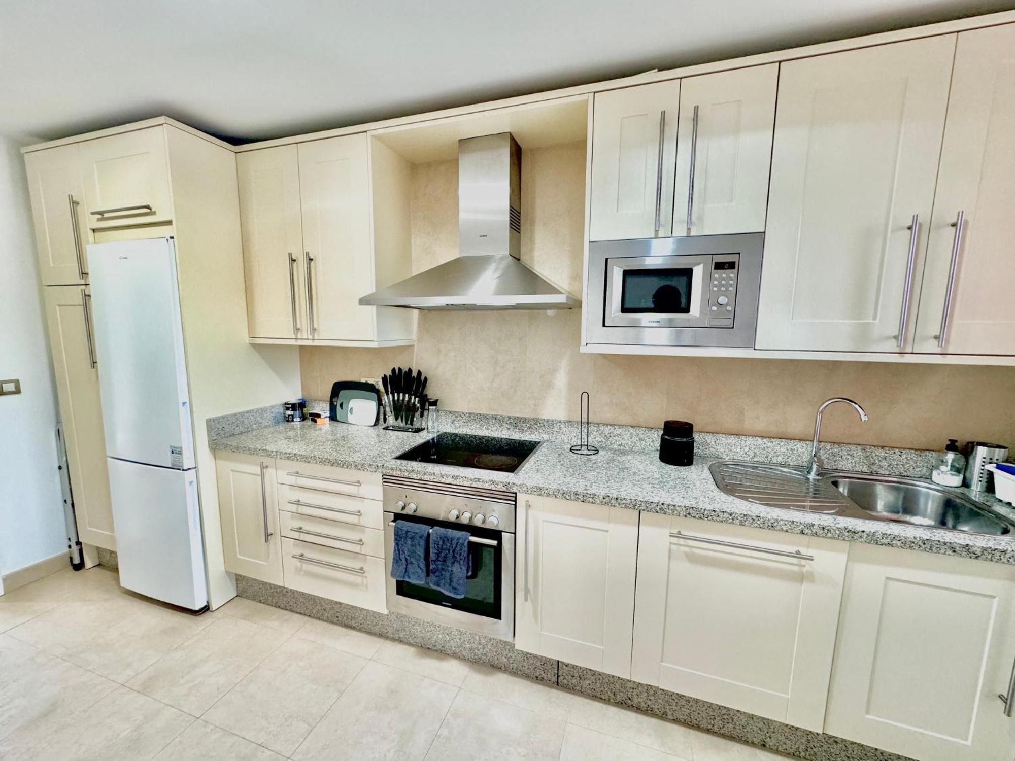 Piso De Lujo Totalmente Equipado A Estrenar Para 6 Estepona Exterior foto