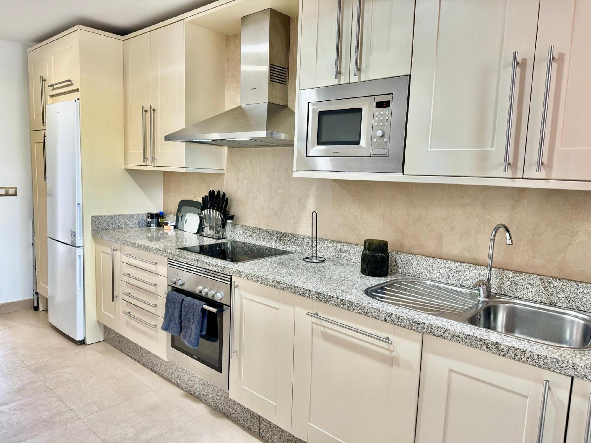 Piso De Lujo Totalmente Equipado A Estrenar Para 6 Estepona Exterior foto